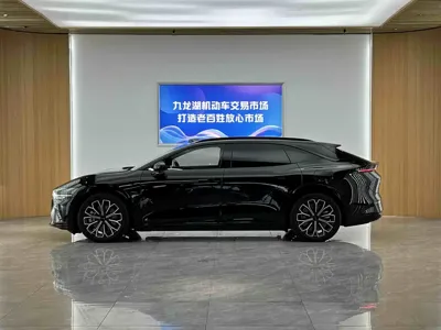 Zeekr 极氪007GT 2025, 8800 км, за 155800 CNY