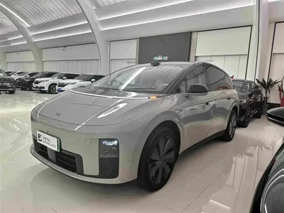 Li Auto 理想i8 · 2025 год