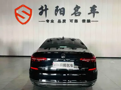 Volkswagen Passat 2023, 94000 км, за 78800 CNY