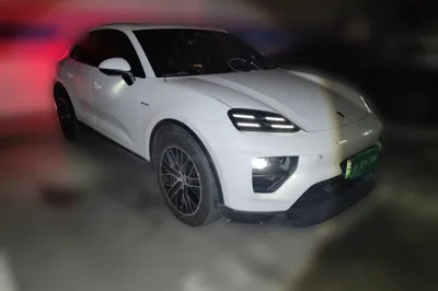 Porsche Macan 2024, 4200 км, за 451092.85 CNY