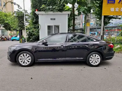 Volkswagen Passat 2020, 68000 км, за 79100 CNY