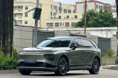Xpeng G9 · 2022 год