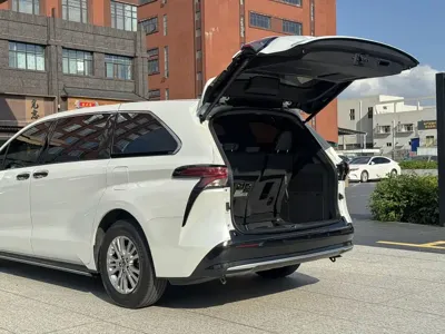 Toyota Sienna 2022, 80000 км, за 189800 CNY - фото 13