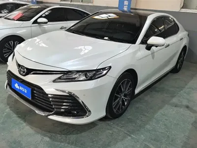 Toyota Camry · 2023 год