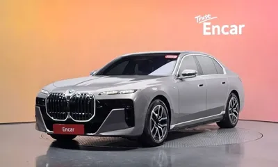 BMW i7 · 2023 год