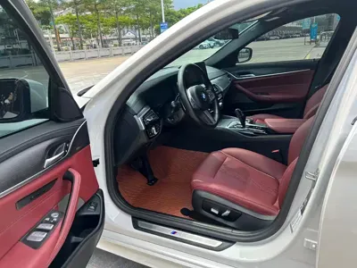 BMW 5 Series 2022, 30000 км, за 229800 CNY