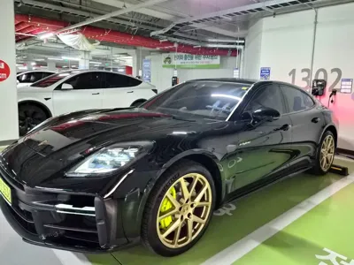 Porsche Panamera · 2025 год