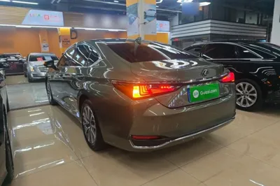 Lexus ES 2022, 33800 км, за 196128.21 CNY