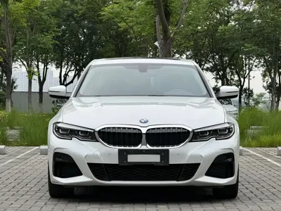 BMW 3 Series 2021, 104000 км, за 117600 CNY