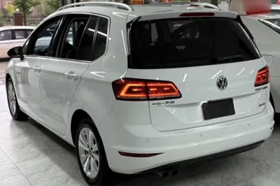 Volkswagen Golf Sportsvan 2018, 98300 км, за 67596.46 CNY