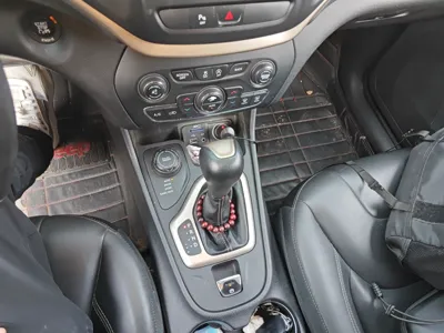 Jeep Cherokee 2016, 71400 км, за 41263.35 CNY - фото 17