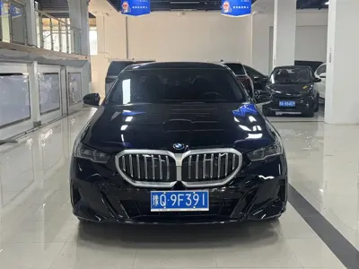 BMW 5 Series 2025, 5000 км, за 328000 CNY