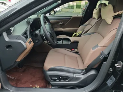 Lexus ES 2025, 1900 км, за 330378.1 CNY