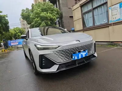 Changan UNI-V 2022, 30000 км, за 42000 CNY