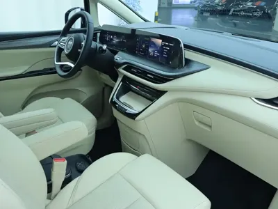 Buick GL8 Hybrid 2025, 28900 км, за 236800 CNY - фото 9