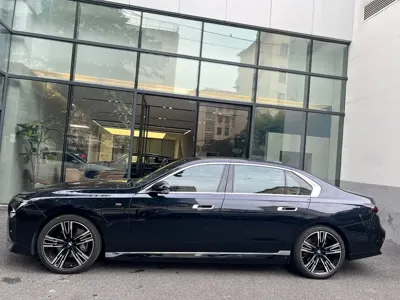 BMW i7 2023, 27000 км, за 469799 CNY