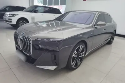 BMW i7 · 2023 год