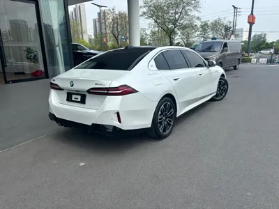BMW 5 Series 2025, 9600 км, за 318000 CNY
