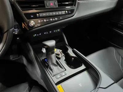 Lexus ES 2026, 8559 км, за 63000000 KRW - фото 9