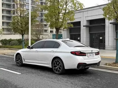 BMW 5 Series 2023, 30000 км, за 227300 CNY