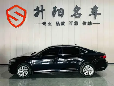 Volkswagen Passat 2023, 94000 км, за 78800 CNY