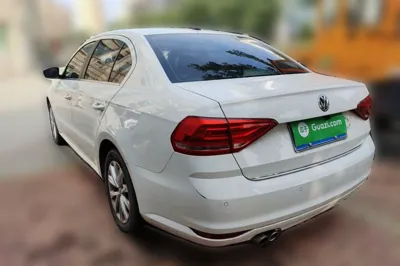Volkswagen Lavida 2017, 124100 км, за 33534.38 CNY