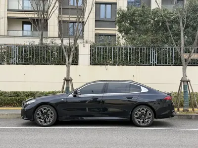 BMW 5 Series 2024, 35300 км, за 273000 CNY