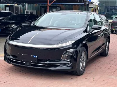 Hongqi Hongqi E-QM5 · 2026 год