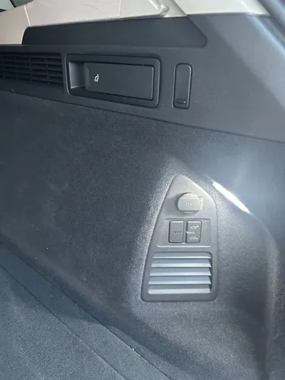 Volkswagen Touareg 2024, 8211 км, за 92820000 KRW - фото 7