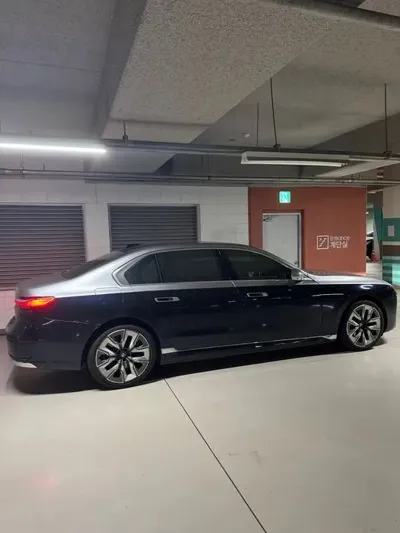 BMW i7 · 2023 год