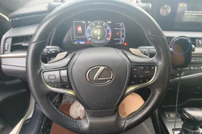 Lexus ES 2018, 114100 км, за 149505.86 CNY - фото 9