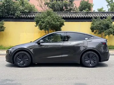 Tesla Model Y 2025, 18000 км, за 257800 CNY