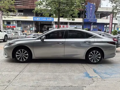 Lexus ES 2023, 27000 км, за 181800 CNY