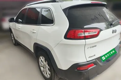 Jeep Cherokee 2016, 71400 км, за 42045.44 CNY - фото 4