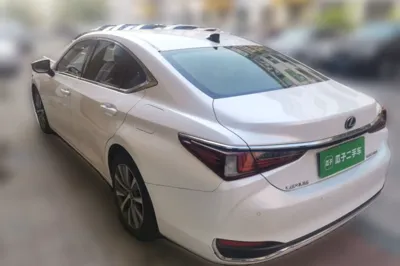 Lexus ES 2018, 94000 км, за 130269.49 CNY