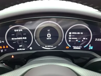 Porsche Taycan 2025, 5200 км, за 250000000 KRW - фото 8