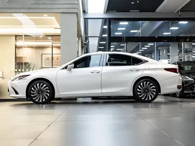 Lexus ES 2024, 39600 км, за 219600 CNY