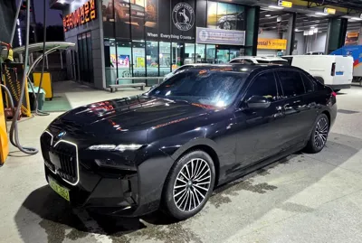 BMW i7 · 2023 год