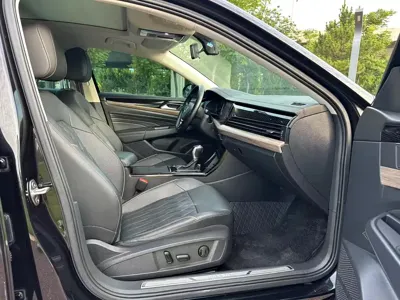 Volkswagen Passat 2021, 100000 км, за 87300 CNY