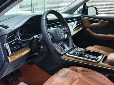 Audi Q7 2020, 60000 км, за 259600 CNY