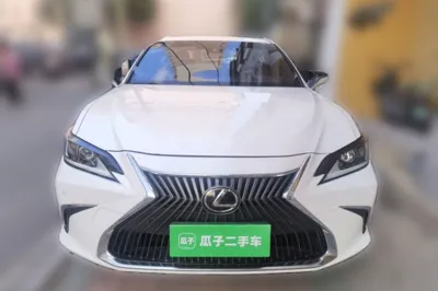 Lexus ES 2018, 94000 км, за 119032.44 CNY