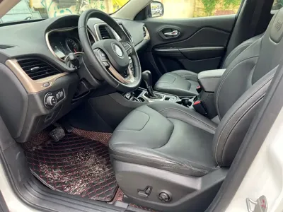 Jeep Cherokee 2017, 100000 км, за 28800 CNY