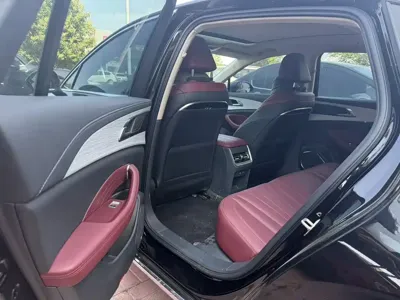 Hongqi Hongqi H5 PHEV 2025, 12000 км, за 92500 CNY
