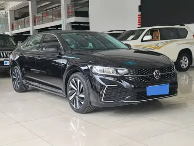 Volkswagen Passat 2022, 22000 км, за 108000 CNY