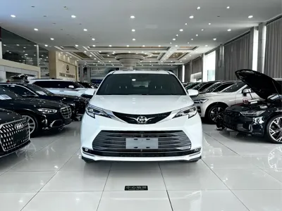 Toyota Sienna 2025, 10000 км, за 280300 CNY