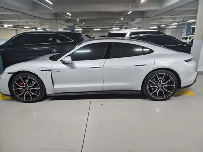 Porsche Taycan 2024, 12000 км, за 177000000 KRW
