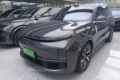 Li Auto L8 · 2023 год